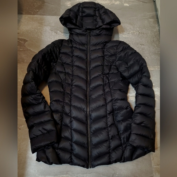 Soia & Kyo Jackets & Blazers - Soia & Kyo short puffer jacket / coat. Down & feather. Black. Hooded. Size S.